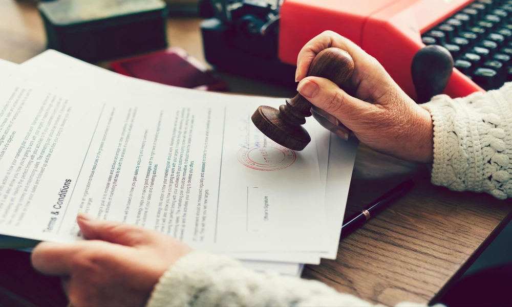 Notary Public vs Commissioner for Oaths: 3 Key Differences When Authenticating Legal Documents